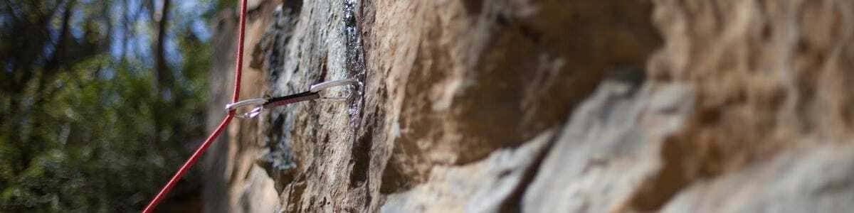 Expresse in einem Bohrhaken Expresse in einer Route in einem gut gesicherten Klettergebiet