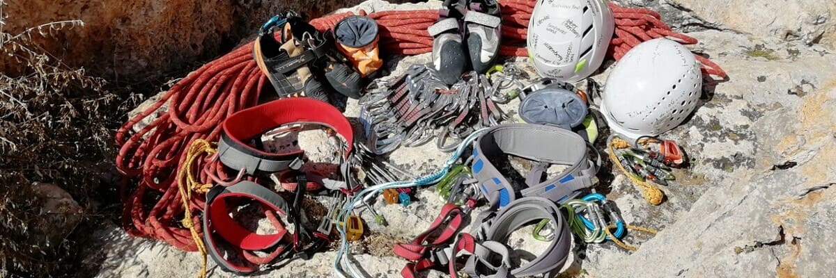 Fortgeschrittene Kletterausrüstung für Mehrseillängen Übersicht zahlreicher Ausrüstungsgegenstände fürs Klettern einer Mehrseillängen-Tour