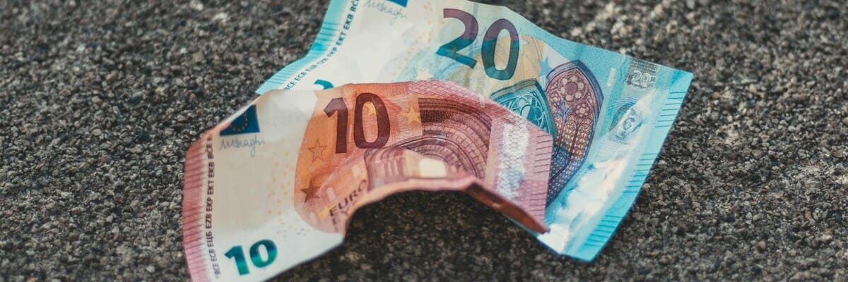 Geld auf felsigem Boden Geldscheine liegen auf felsigem Boden.