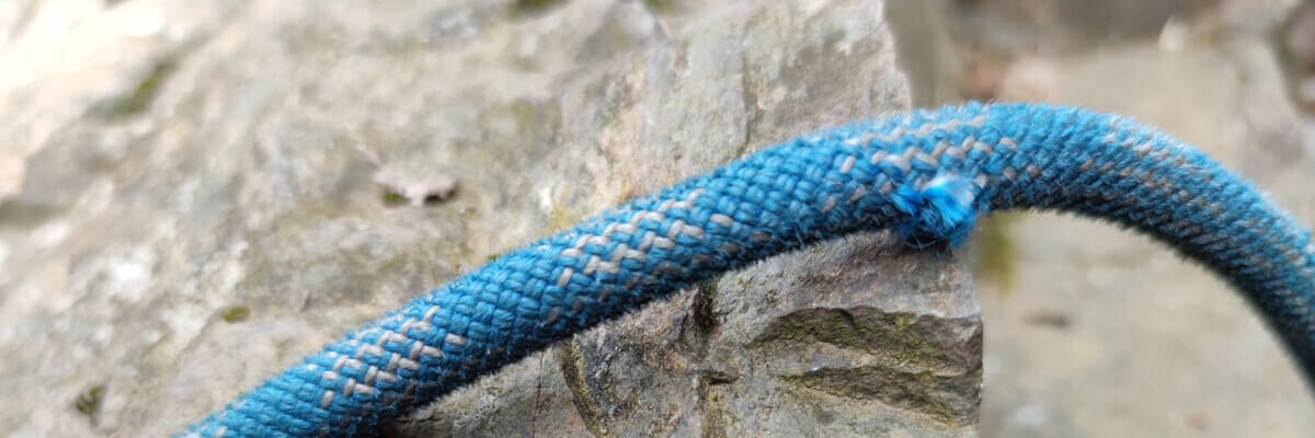 Ein defekt bei der Kletterausrüstung Kontrolle der Kletterausrüstung - Hier ein defekter Mantel bei einem Kletterseil