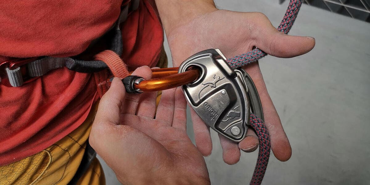 Partnercheck beim Klettern ist ein wesentlicher Sicherheitsfaktor.