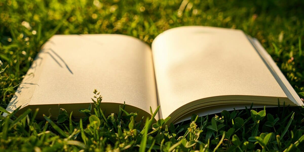 Ein Notizbuch auf einer wiese mit Tipps & Ratgeber