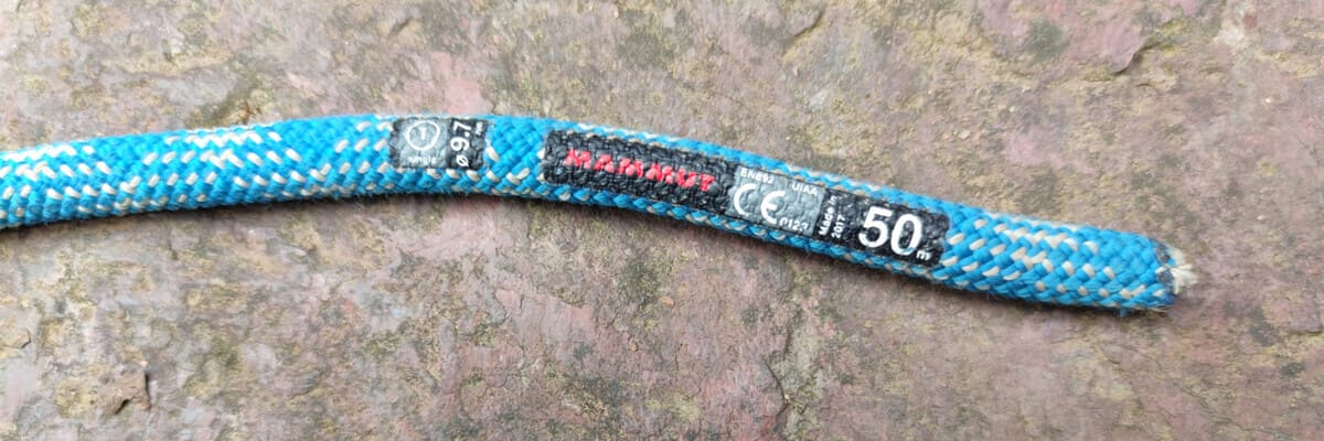 Seilende 50m Kletterseil mit CE Zertifizierung Das Ende eines Kletterseils mit einem CE Siegel zur Qualitätskontrolle
