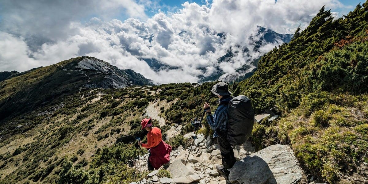 Wandern in den Bergen über den Wolken