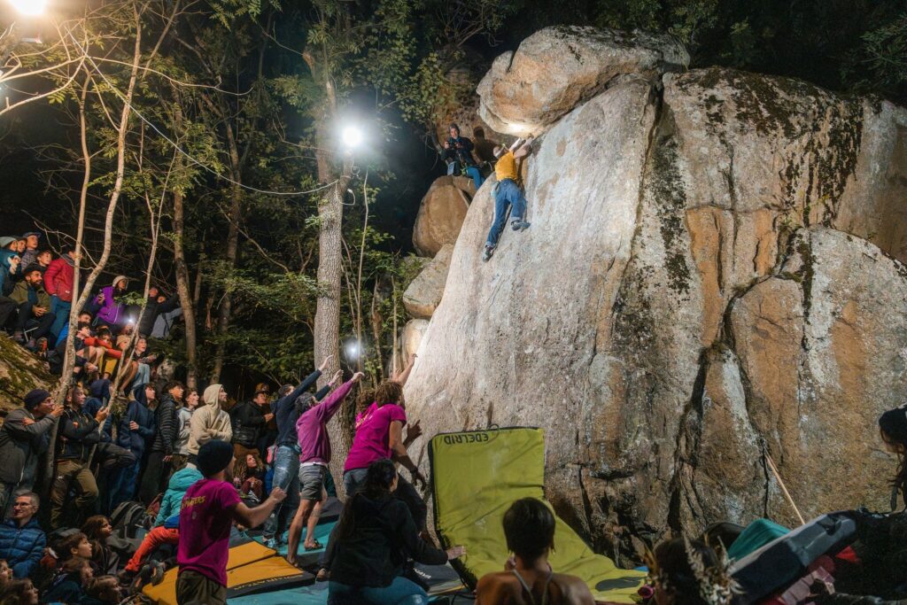 Boulderer am Fels – Gemeinschaft und Motivation erleben Ein Boulder am Fels wird von anderen Kletterern angefeuert – zeigt die Begeisterung, Motivation und Gemeinschaft beim Bouldern