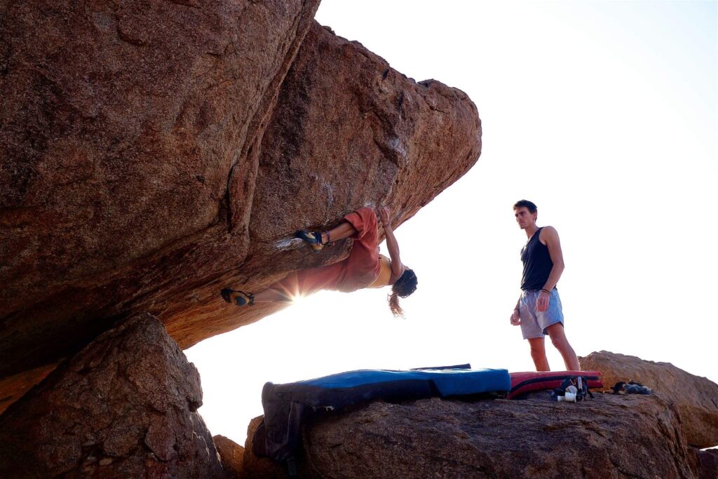 Outdoor-Bouldern am Fels – Natur, Sonne und Abenteuer Ein Boulderer klettert an einem sonnigen Felsen im Freien – zeigt den Reiz des Outdoor-Boulderns und die Verbindung mit Natur und Abenteuer